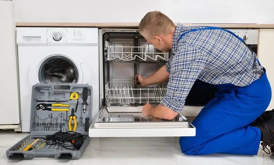 Dilovası Vaillant servisi teknisyen ekibi beyaz eşya tamiri yaparken